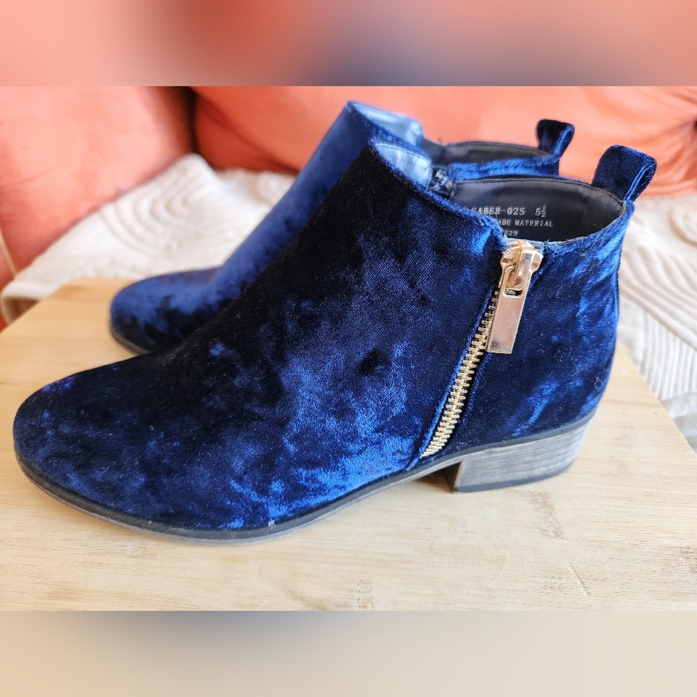 Bamboo size 5.5 velvet boots with gold zippers